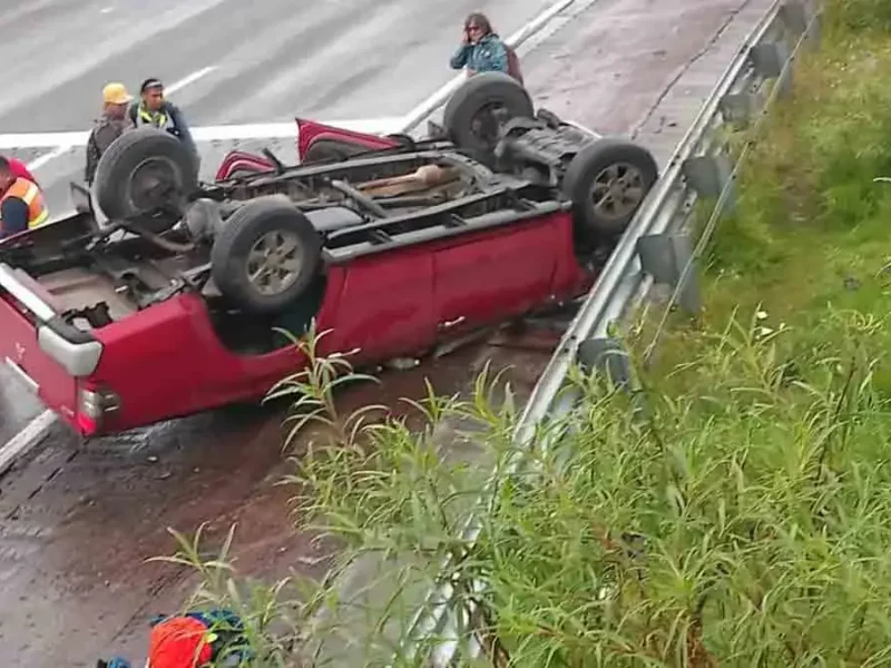 Volcadura de camioneta deja un muerto en la México-Puebla