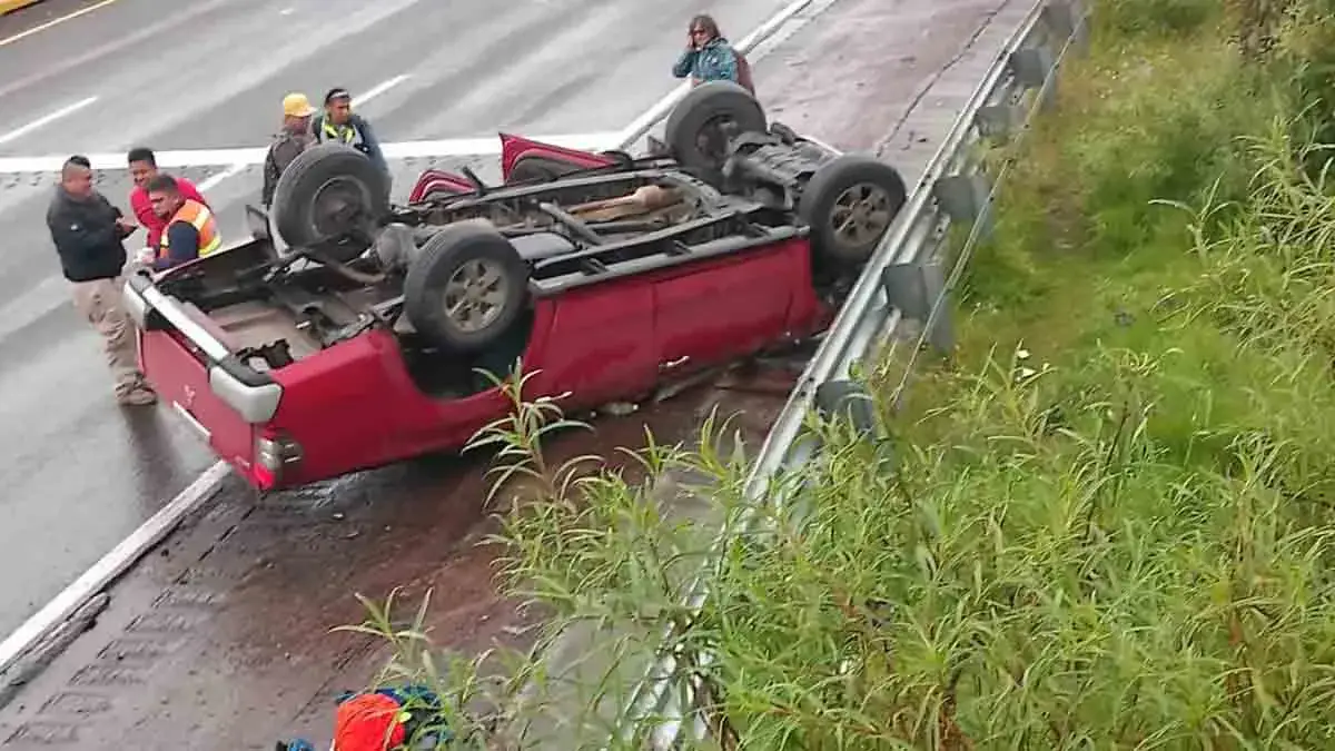 Volcadura de camioneta deja un muerto en la México-Puebla