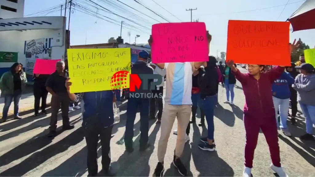 Padres de familia protestan frente a CEDAT Cholula por abuso de alumna de primaria.