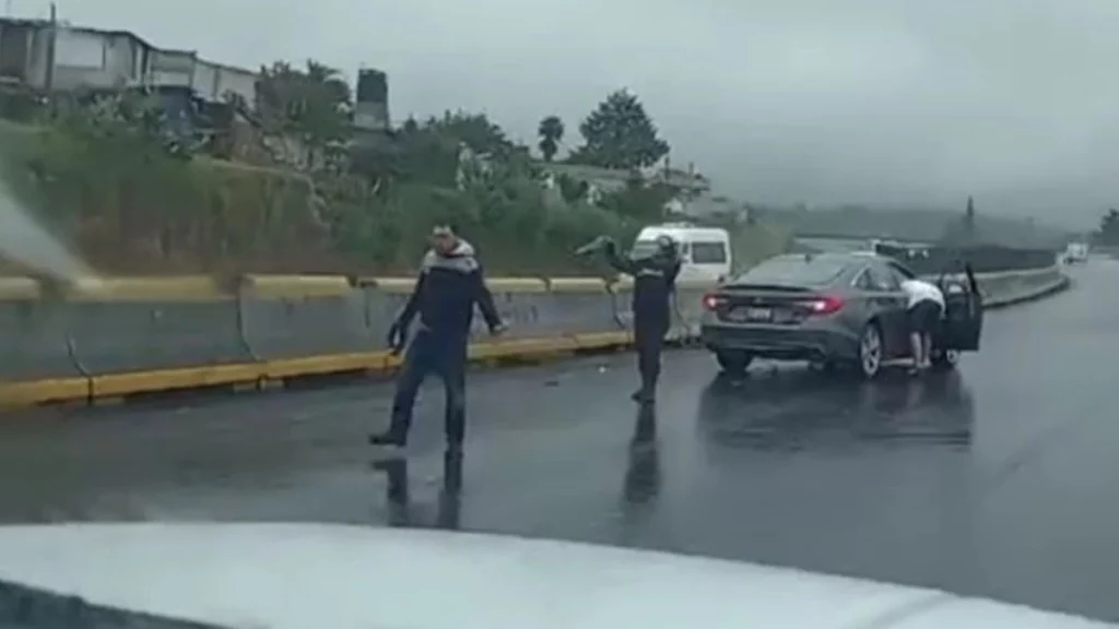 Volcadura de camioneta deja un muerto en la México-Puebla