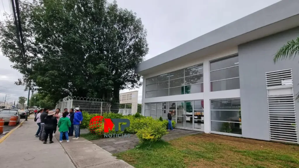 Padres de familia protestan afuera del CEDAT, acusan omisión de SEP en casos de acosadores.