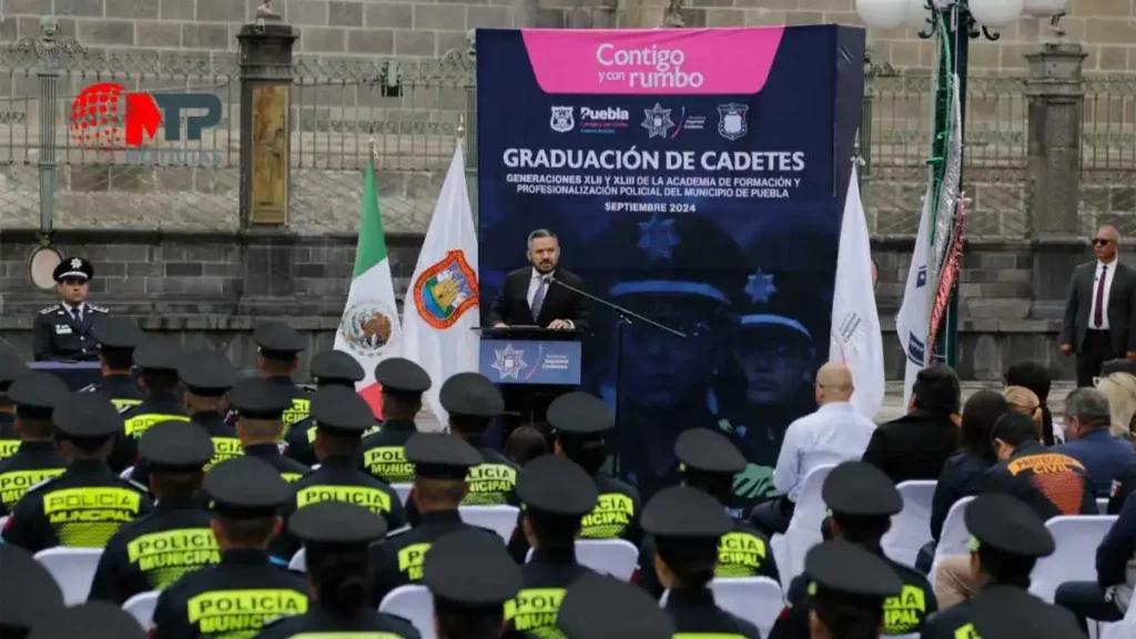 Adán Domínguez encabeza ceremonia de graduación de 95 policías en Puebla capital