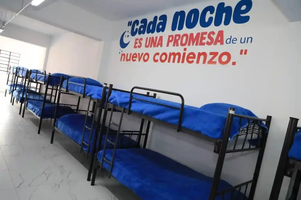 Camas en dormitorio inaugurado por Adán Domínguez en Puebla.