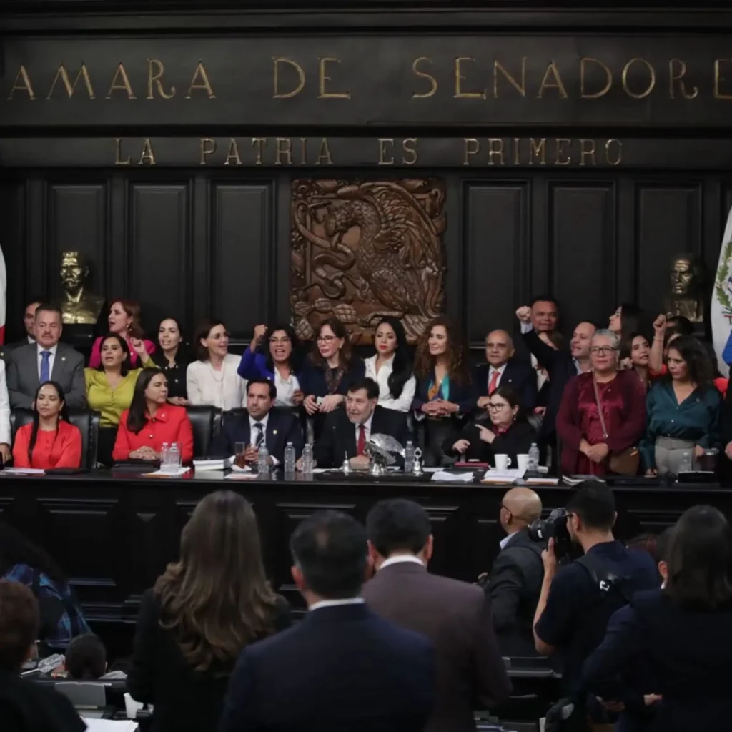 Senadores aprueban la Reforma al Poder Judicial entre protestas.