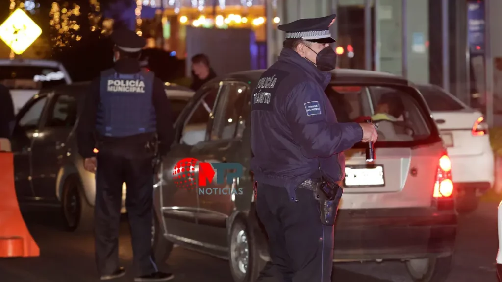 Policías e operativo alcoholímetro en Puebla capital.