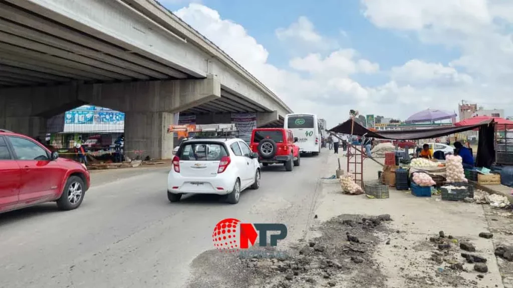 Aún no se termina el distribuidor vial de la Central de Abasto y ambulantes ya invaden