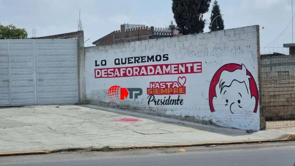 Aparecen bardas de despedida a AMLO en Puebla