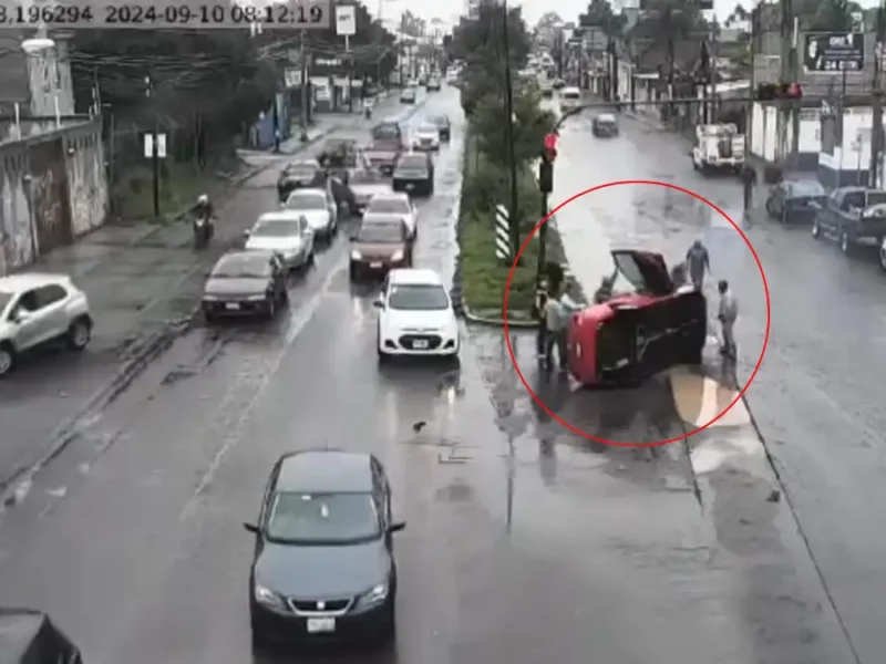 VIDEO: auto vuelca al pasar por bache en la 24 Sur, ciudad de Puebla