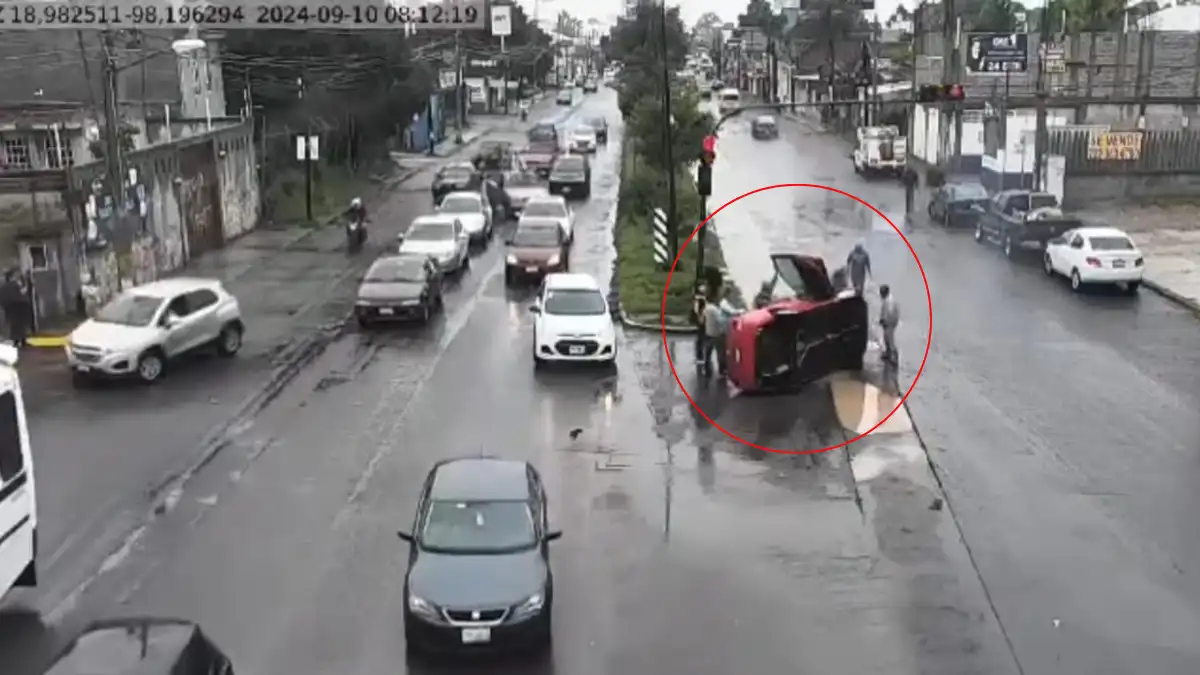 VIDEO: auto vuelca al pasar por bache en la 24 Sur, ciudad de Puebla