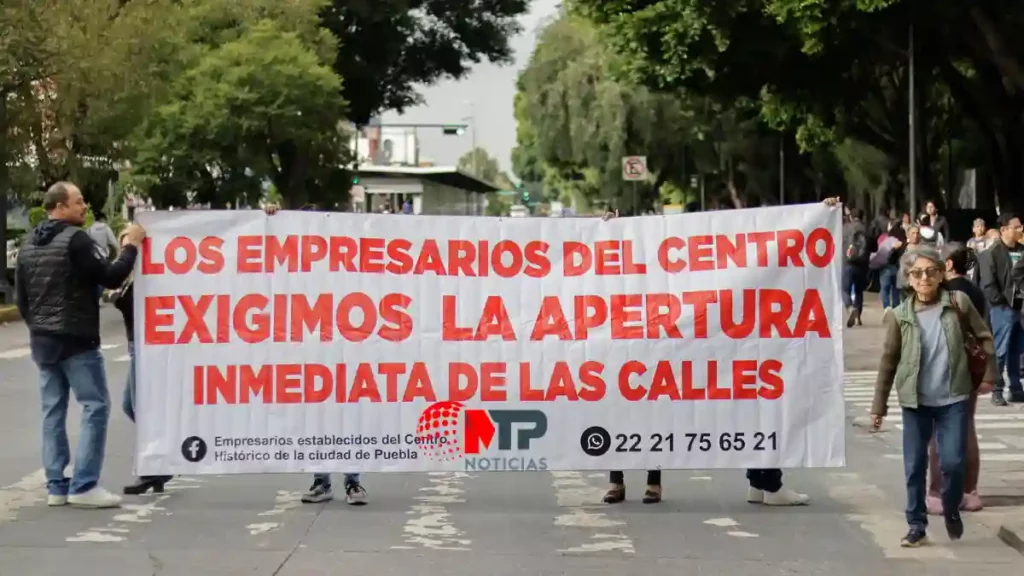 Comerciantes del centro de Puebla protestan para que Ayuntamiento de Puebla reabra calles.