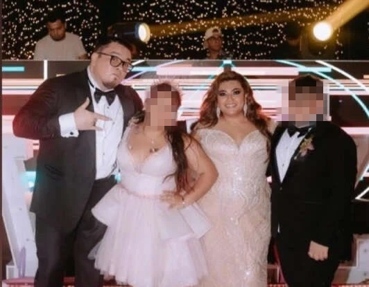 Franco Escamilla con su esposa e hijos en fiesta de XV años.