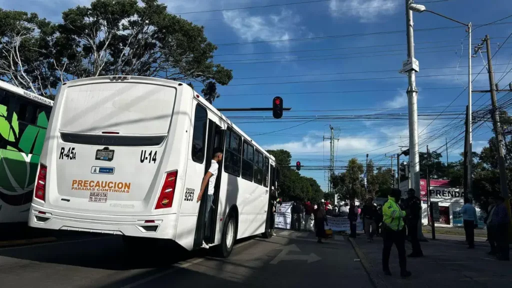 Caos vial en Las Torres por protesta de ejidatarios de San Baltazar Campeche