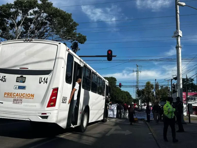 Caos vial en Las Torres por protesta de ejidatarios de San Baltazar Campeche