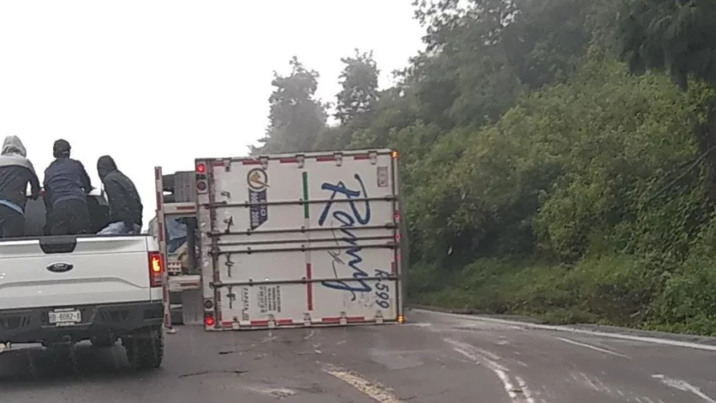 ¡Precaución! Volcadura de tráiler en la Puebla-Orizaba provoca caos vial