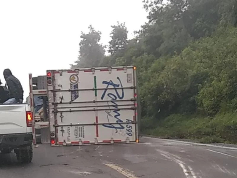 ¡Precaución! Volcadura de tráiler en la Puebla-Orizaba provoca caos vial