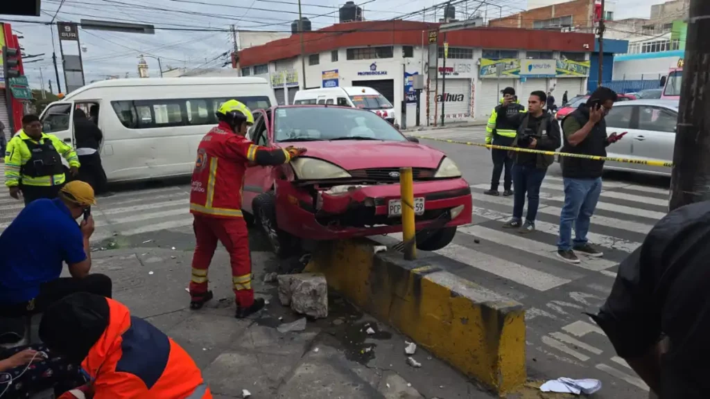 Protección Civil y Bomberos de Puebla en zona de accidente vial.