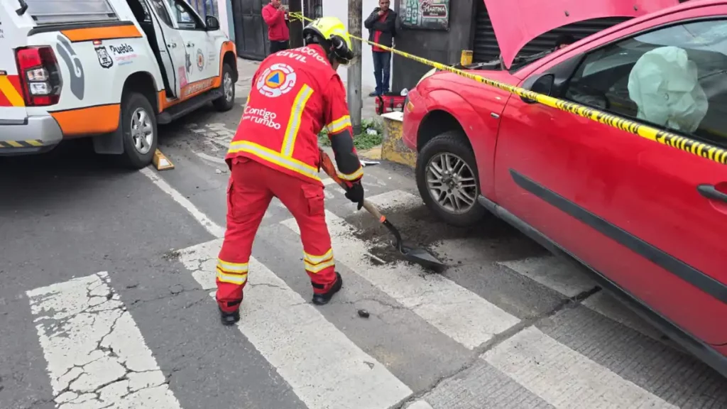 Elemento de Protección Civil de la ciudad de Puebla auxilian a automovilista tras choque.