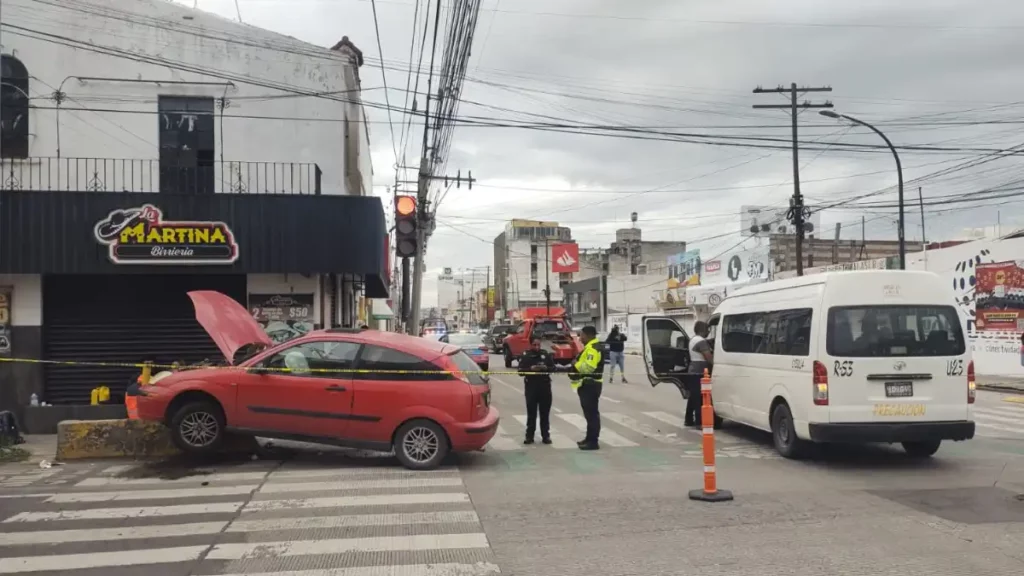 Choque entre ruta S-3 y auto deja cinco lesionados en cruce de la 9 Sur en Puebla