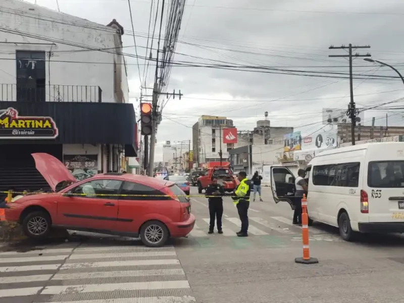 Choque entre ruta S-3 y auto deja cinco lesionados en cruce de la 9 Sur en Puebla