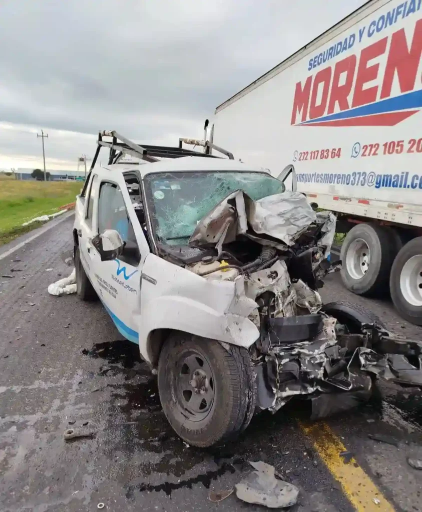 Camioneta con el cofre destrozado tras choque con tráiler.