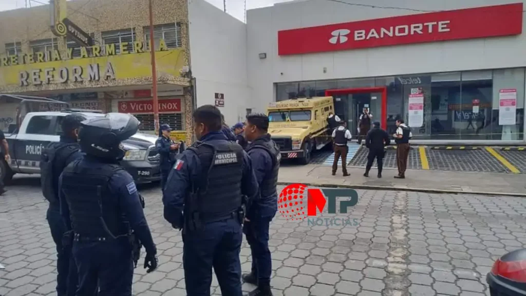 Policías municipales afuera de Banorte en Tehuacán.