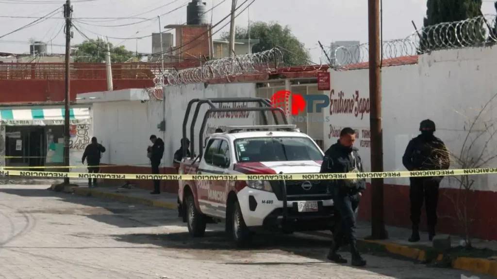 Dan de alta a maestra herida durante balacera en primaria de Texmelucan