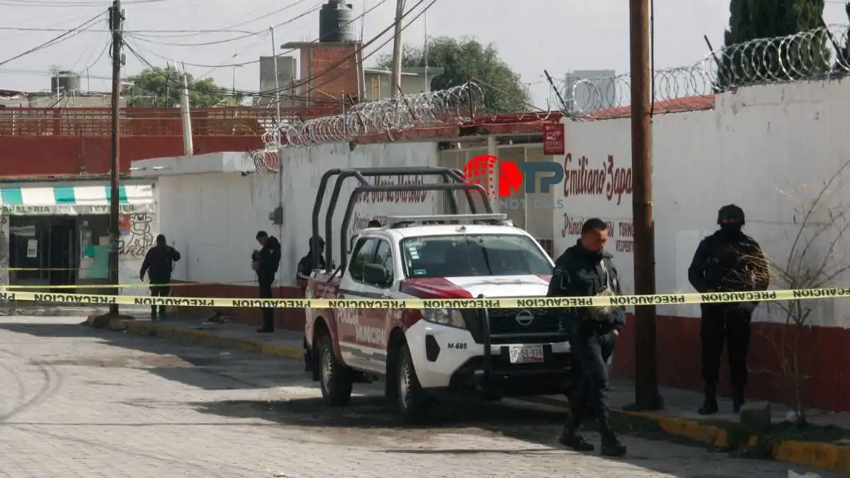 Dan de alta a maestra herida durante balacera en primaria de Texmelucan