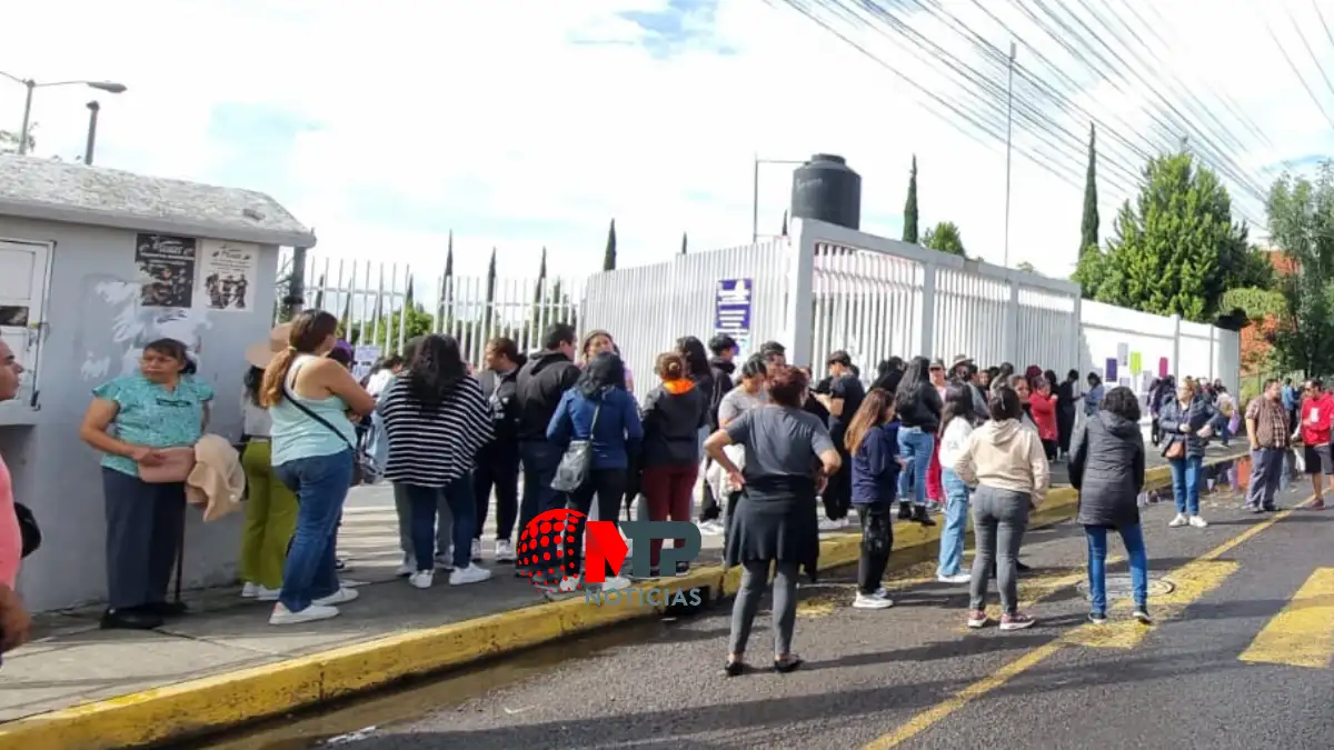 Maestros frente a escuela protestando contra maestros acosadores.