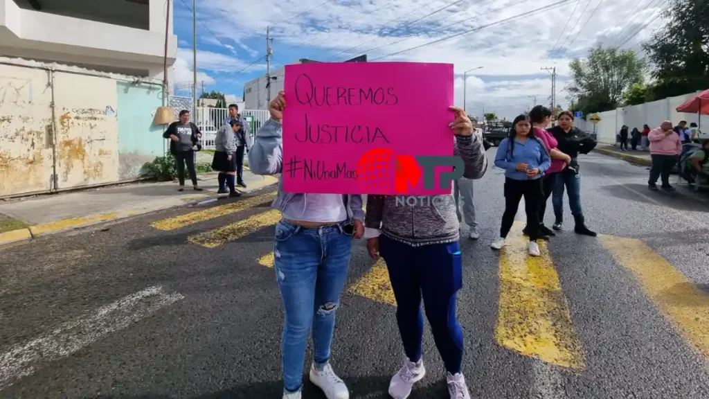 “Me ofrecía dinero o iPhone para un trío”: alumna denuncia a maestro de la ‘Blandina Torres de Marín’