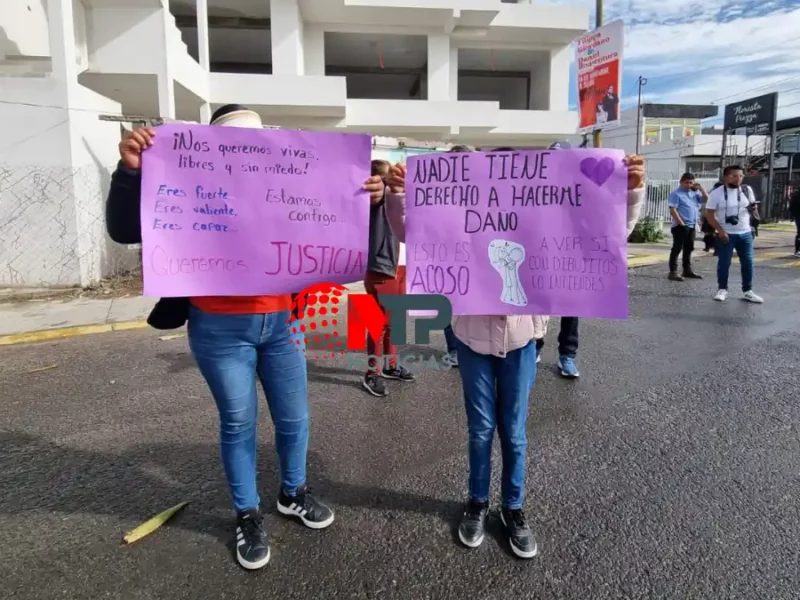 “Me ofrecía dinero o iPhone para un trío”: alumna denuncia a maestro de la ‘Blandina Torres de Marín’