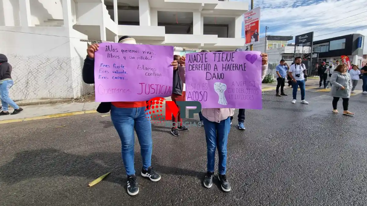 “Me ofrecía dinero o iPhone para un trío”: alumna denuncia a maestro de la ‘Blandina Torres de Marín’