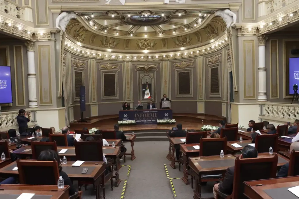 Diputados en sesión del Congreso de Puebla