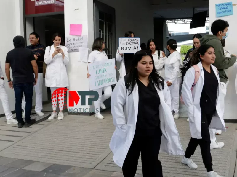 Estudiantes de Medicina liberan accesos de la UPAEP luego de tres horas de protesta