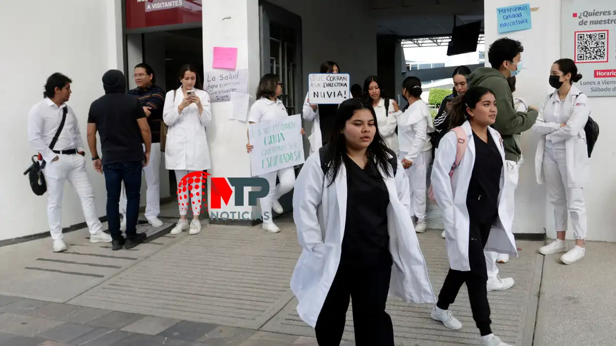 Estudiantes de Medicina liberan accesos de la UPAEP luego de tres horas de protesta