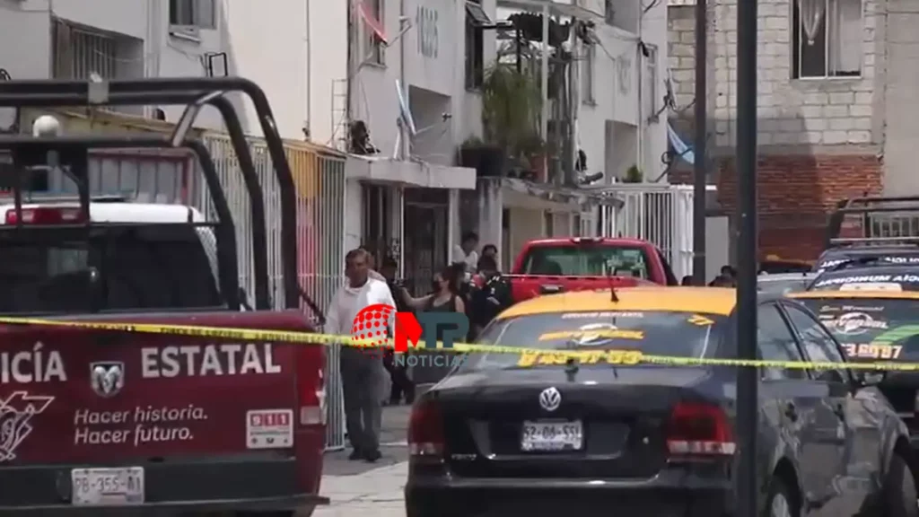 Policías de Puebla en lugar de feminicidio en la capital.