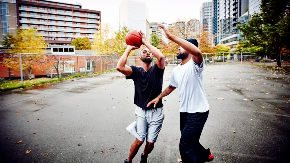 Hermanos mayores practicando deporte en un parque