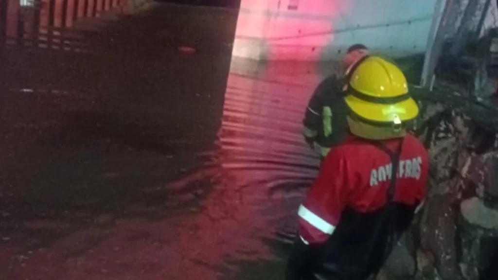 Hombre muere ahogado al cruzar puente inundando en Texmelucan