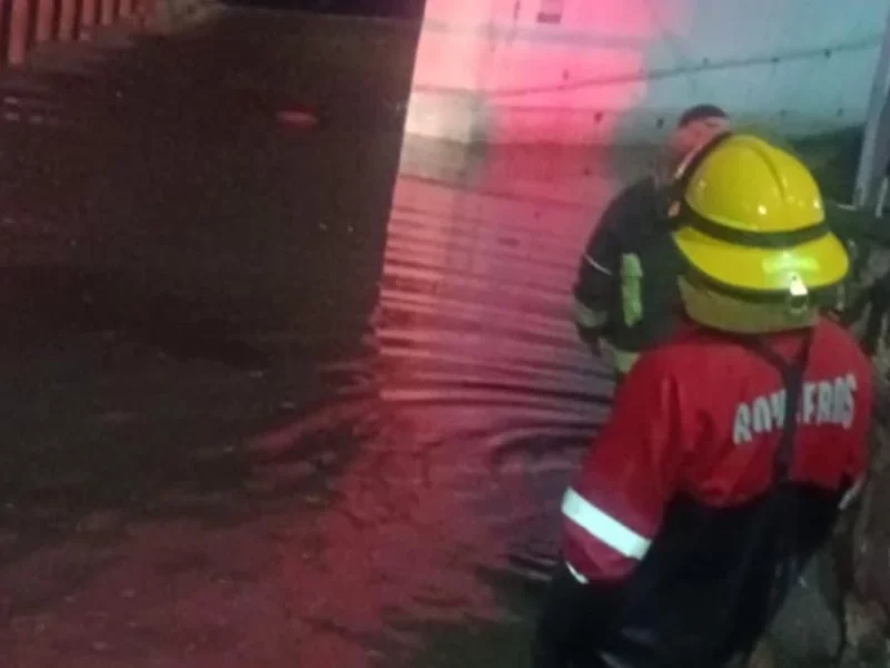 Hombre muere ahogado al cruzar puente inundando en Texmelucan