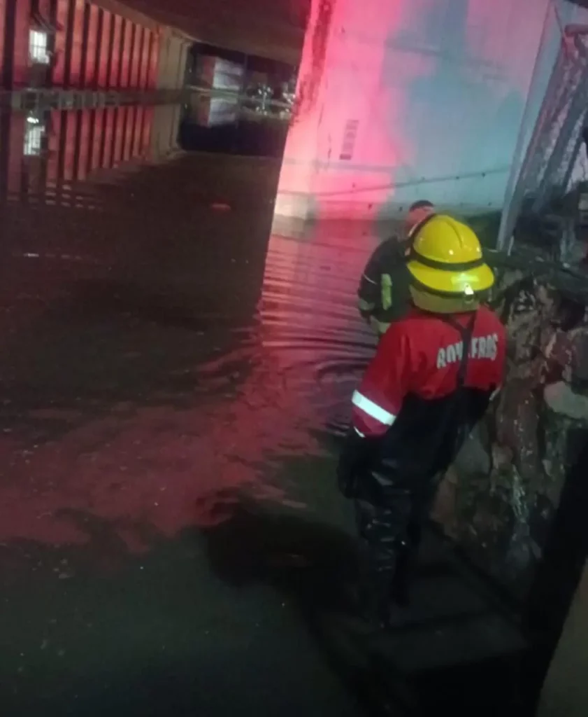 Hombre muere ahogado al cruzar puente inundando en Texmelucan