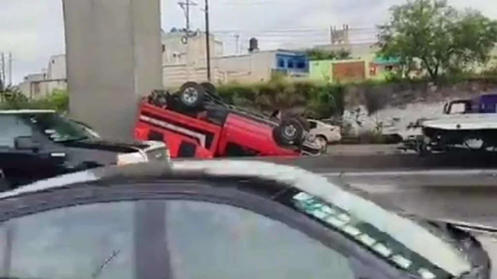 Incendio de tráiler y volcadura provocan caos vial en la México-Puebla