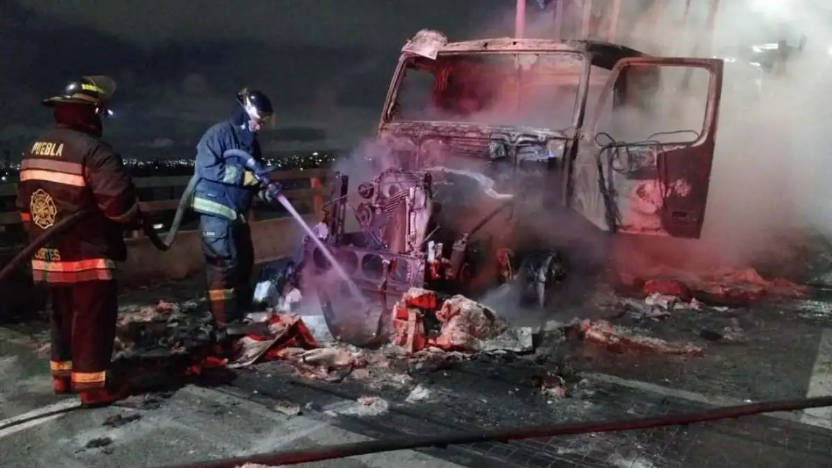 Incendio de tráiler y volcadura provocan caos vial en la México-Puebla