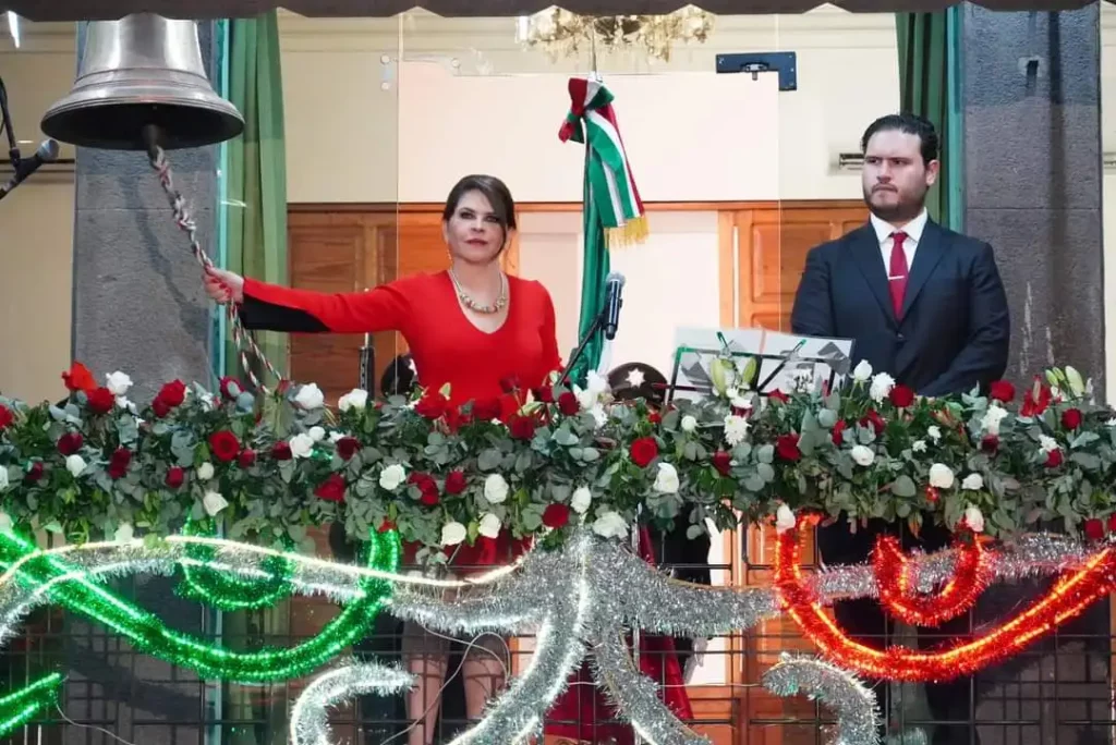 Norma Layón da el último Grito de Independencia en Texmelucan.