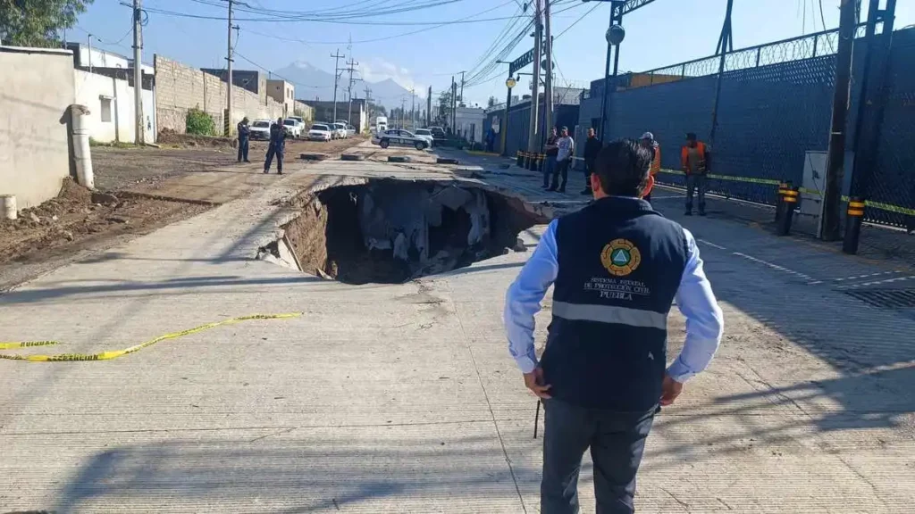 Así quedó el socavón que se tragó un tráiler en Chachapa, Amozoc (FOTOS)