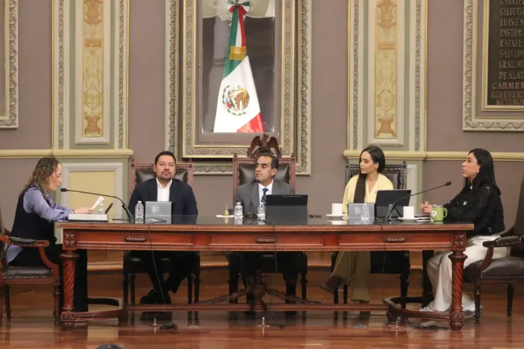 Diputados en Congreso de Puebla.