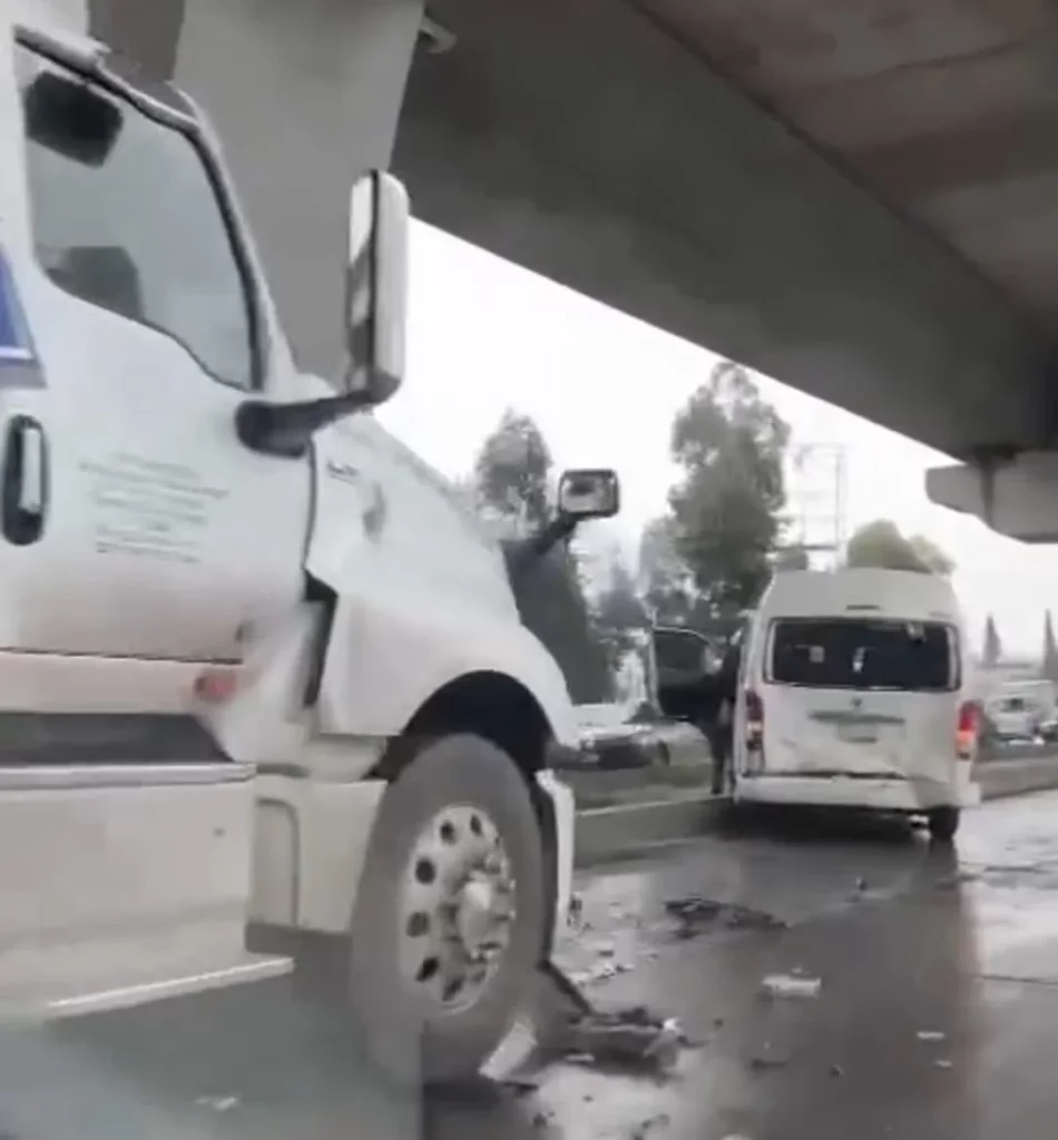 Combi estacionada tras chocar en vialidad.