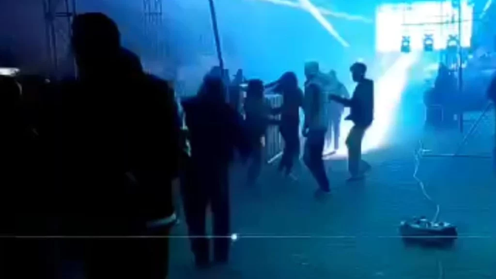 Personas bailando en fiesta de Tlachichuca, antes de que hombre matara a su esposa.