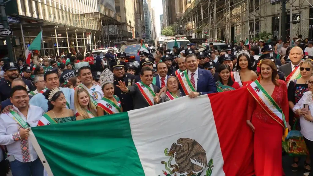 Alejandro Armenta en desfile con migrantes en Nueva York.