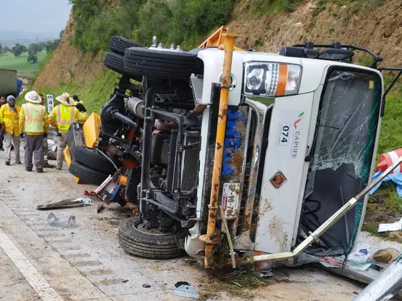 Trailero arrastra y mata a tres trabajadores de Capufe en la México-Puebla