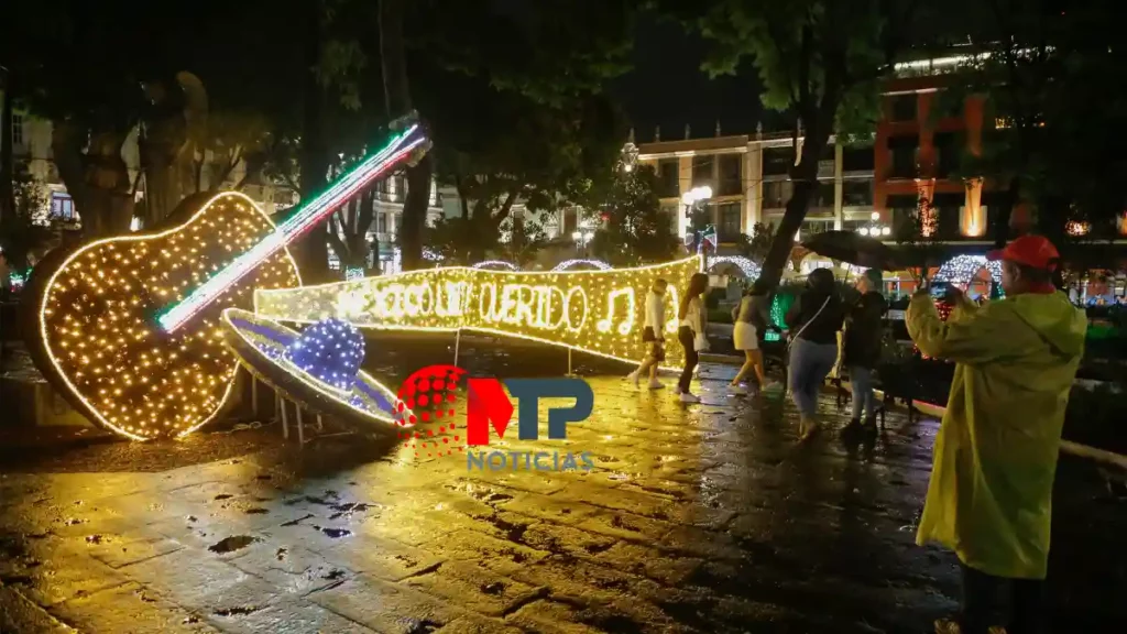 Adornos alusivos a las fiestas patrias en Centro Histórico de Puebla.