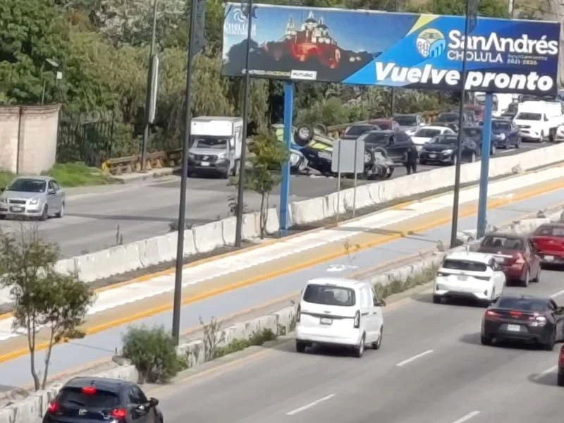 Vuelca patrulla en persecución y salen heridos tres policías de Puebla capital